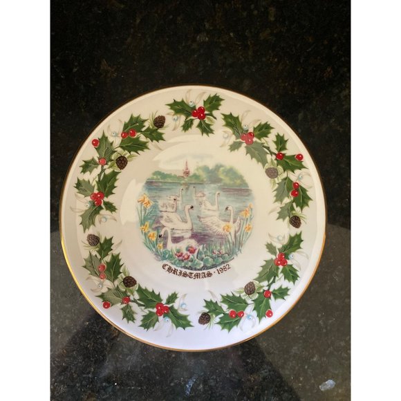 Royal Grafton " Twelve Days of Christmas" Plate, Seven Swans A Swimming, 1982 - Picture 1 of 6